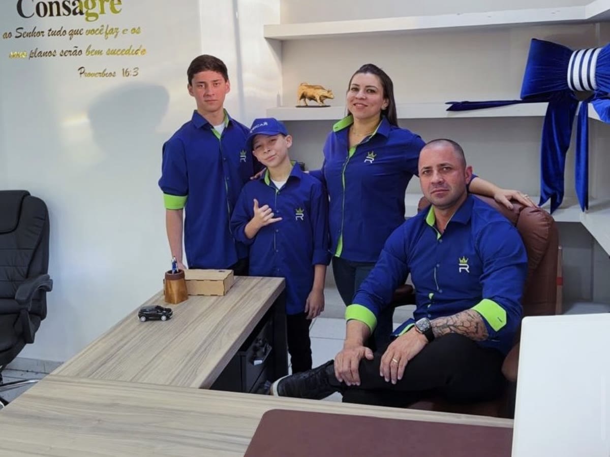 Equipe da REICAR Automóveis no escritório da loja, em Itu